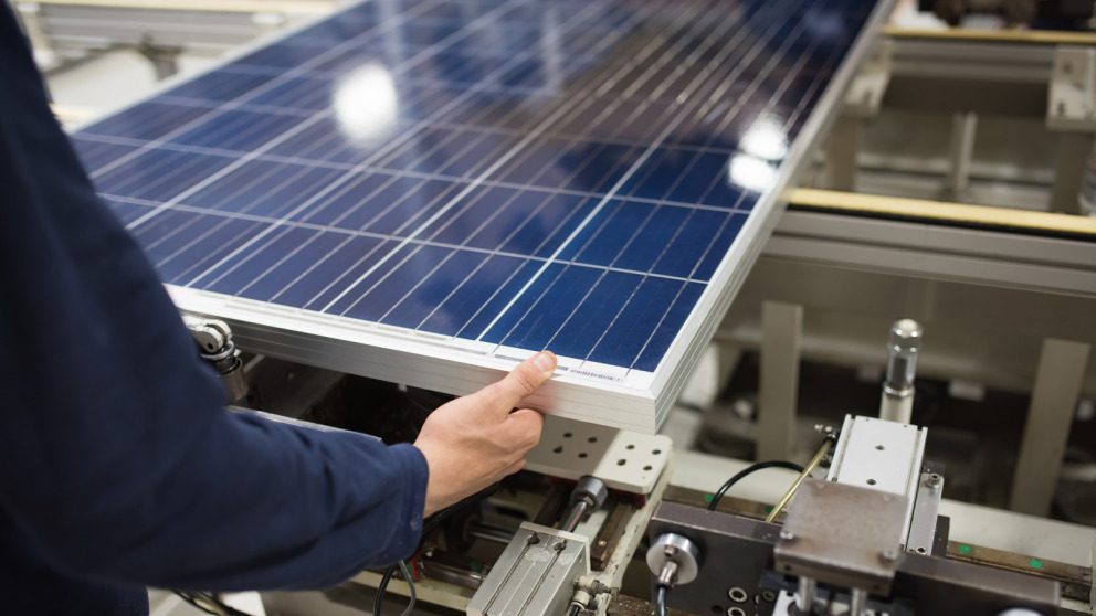 Die Produktion von Solarpaneelen wird zunehmend automatisiert, erfordert aber immer noch eine beträchtliche Anzahl von Arbeitskräften.