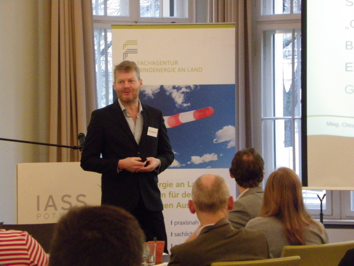 Die Gemeinwohl-Ökonomie rückt Fairness und Zusammenarbeit in den Mittelpunkt. Christian Felber erläuterte, wie das Konzept Windpark-Betreibern helfen kann.